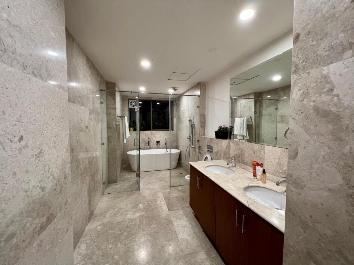 Luxury Master Bedroom With Bathtub N Private Entry Gurgaon Exterior foto